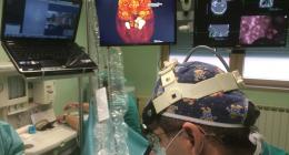 Kirurg u virtualnom okruženju usklađuje donošenje budućih odluka koje će uslijediti u realnom svijetu tijekom operacijskog zahvata pacijenta koji leži na operacijskom stolu. To de facto predstavlja najvažniji razlog u svrsishodnosti primjene virtualne realnosti (VR) u OR