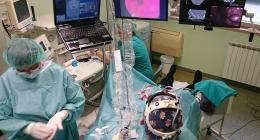 Zasloni na monitoru se mogu po potrebi dodatno mijenjati i glasovnim naredbama kirurga ili daljinskim upravljačem kojim može upravljati npr. asistent ili anesteziolog; nastavno u operacijskoh Sali (OR) nalazi se i monitor za zaseban prikaz virtualne endoskopije (VE), kao i 3D-animcijskih modela za virtualnu kirurgiju (VS), koji se mogu veoma uspješno kreirati per viam npr. viewer/Osirix-Leapmotion-tehnologijom
